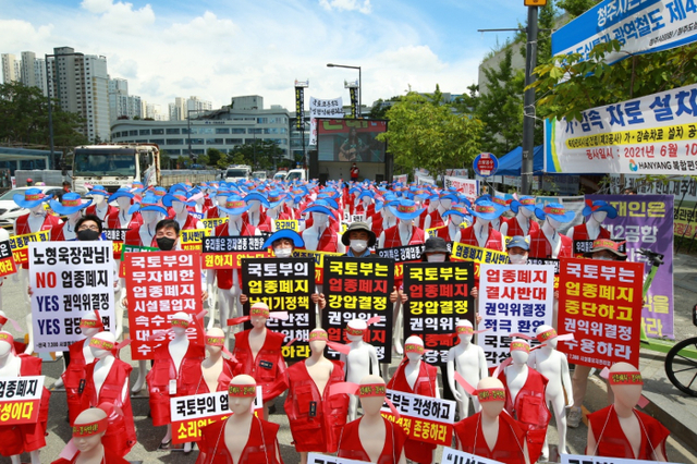 시설물유지관리업계가 업종 폐지정책과 관련, 국토부가 권익위 결정을 수용하라는 집단 시위와 고공농성을 벌였다.
