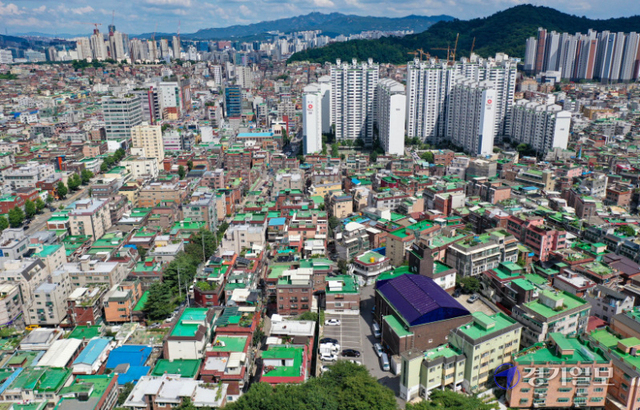 경기도가 ‘경기도 공공재개발사업’ 후보지로 광명 7구역, 고양 원당 6·7구역, 화성 진안 1-2구역 등 4곳을 선정했다. 사업 준공 시 추정 공급 세대수는 7천380호로, 그 중 임대주택 일부를 활용해 경기도 대표 공공주택 정책인 ‘기본주택’을 700호 이상 공급할 수 있을 것으로 기대를 모으고 있다. 사진은 후보지로 선정된 광명 7구역. 조주현기자