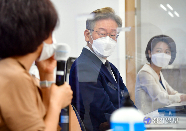 이재명 경기도지사가 19일 오전 경기도디지털성범죄피해자원스톱지원센터를 방문해 운영 현황 등을 살펴보고 있다. 조주현기자
