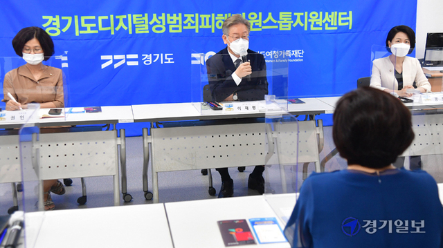 이재명 경기도지사가 19일 오전 경기도디지털성범죄피해자원스톱지원센터를 방문해 운영 현황 등을 살펴보고 있다. 조주현기자