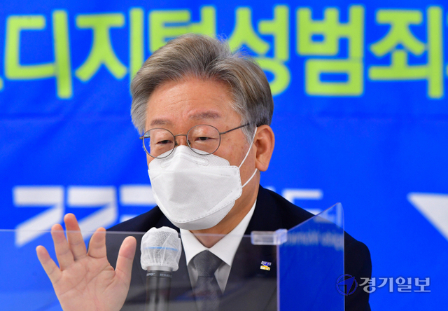 이재명 경기도지사가 19일 오전 경기도디지털성범죄피해자원스톱지원센터를 방문해 운영 현황 등을 살펴보고 있다. 조주현기자