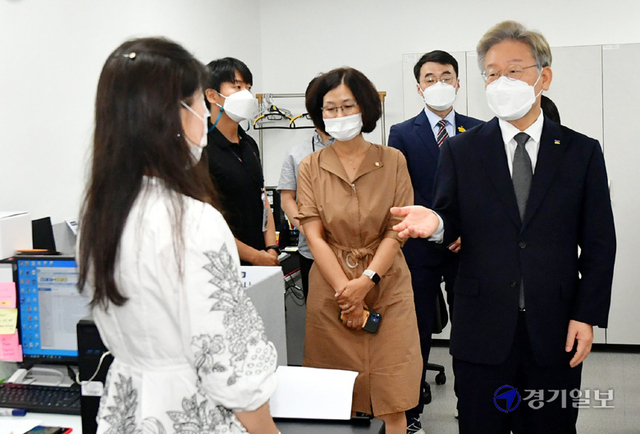 이재명 경기도지사가 19일 오전 경기도디지털성범죄피해자원스톱지원센터를 방문해 운영 현황 등을 살펴보고 있다. 조주현기자