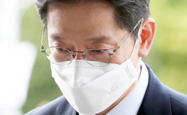 ''드루킹 댓글 조작'' 사건에 연루된 혐의로 기소된 김경수 경남지사가 대법원 선고일인 21일 경남도청으로 출근하며 취재진 질문에 답하고 있다. 연합뉴스
