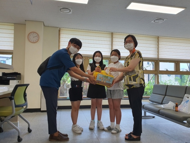이천 마장초, 코로나로 애쓰는 마장면 선별진료소에 학교 텃밭 열매 전달