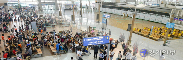 지난해 1월 국내 첫 확진자 발생 이후 1년 6개월이 지난 현재, 코로나19는 우리 삶의 많은 부분을 변화시켰다. 더욱 심각한 점은 여전히 확산세가 지속되고 있다는 사실이다. 사진은 2년전 7월 휴가철을 맞아 해외 여행객들로 북적이는 인천공항.  윤원규기자ㆍ경기일보DB