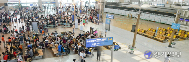 지난해 1월 국내 첫 확진자 발생 이후 1년 6개월이 지난 현재, 코로나19는 우리 삶의 많은 부분을 변화시켰다. 더욱 심각한 점은 여전히 확산세가 지속되고 있다는 사실이다. 사진은 2년전 7월 휴가철을 맞아 해외 여행객들로 북적이는 인천공항.  윤원규기자ㆍ경기일보DB