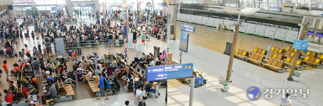 지난해 1월 국내 첫 확진자 발생 이후 1년 6개월이 지난 현재, 코로나19는 우리 삶의 많은 부분을 변화시켰다. 더욱 심각한 점은 여전히 확산세가 지속되고 있다는 사실이다. 사진은 2년전 7월 휴가철을 맞아 해외 여행객들로 북적이는 인천공항.  윤원규기자ㆍ경기일보DB
