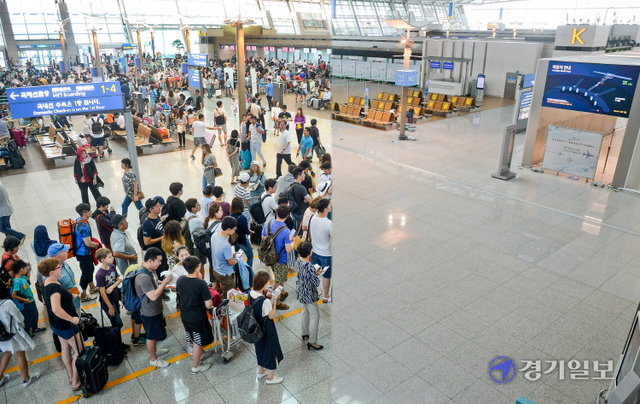 지난해 1월 국내 첫 확진자 발생 이후 1년 6개월이 지난 현재, 코로나19는 우리 삶의 많은 부분을 변화시켰다. 더욱 심각한 점은 여전히 확산세가 지속되고 있다는 사실이다. 사진은 2년전 7월 휴가철을 맞아 해외 여행객들로 북적이는 인천공항.  윤원규기자ㆍ경기일보DB