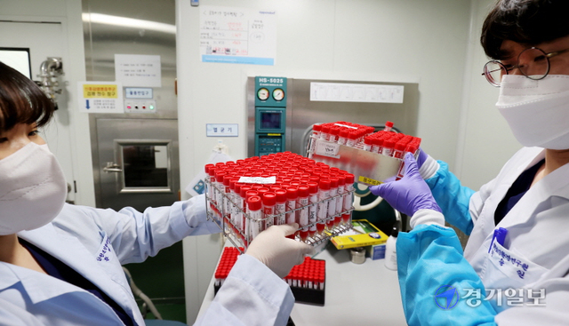 인천지역 코로나19 일일 신규 확진자가 130명을 기록하며 역대 최대치를 경신한 21일 오후 인천보건환경연구원 신종감염병과 실험실에서 연구원들이 코로나19 검체 바이러스 유전자 추출작업을 분주히 하고 있다. 장용준기자
