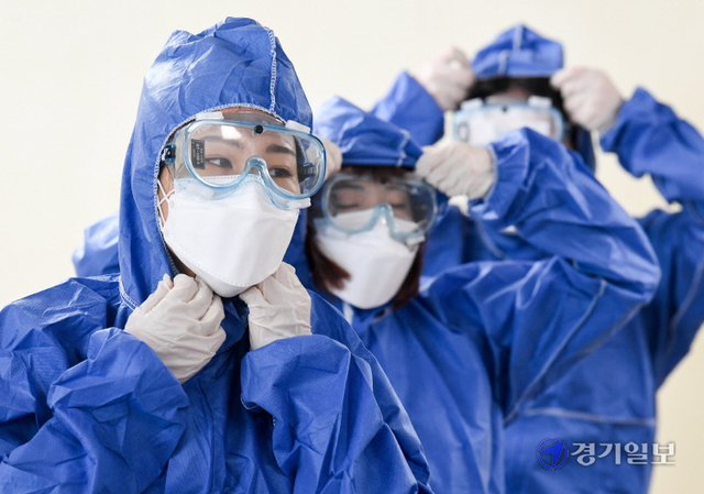 코로나19 확진자가 발생한 인천 남동구의 한 노인요양시설에 긴급돌봄으로 투입하는 인천시간호조무사협회 회원들이 22일 오후 인천 미추홀구 인천사회서비스원 회의실에서 방역복 착용 교육을 받고 있다.  인천사서원은 종사자 7명이 자가격리에 들어가면서 돌봄공백이 발생한 남동구 한 노인요양시설에 14명의 간호조무사들을 긴급 투입했다. 장용준기자