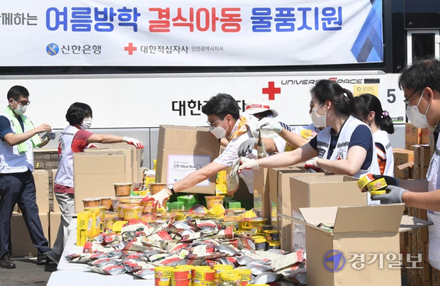 22일 오전 인천 연수구 대한적십자사 인천지사 광장에서 봉사원들이 여름방학 결식아동을 위한 물품제작을 하고 있다. 이날 제작한 500세트의 부식세트는 신한은행 후원으로 이뤄졌다. 장용준기자