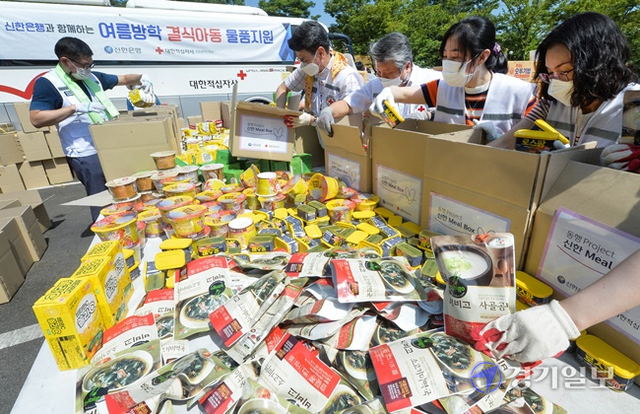22일 오전 인천 연수구 대한적십자사 인천지사 광장에서 봉사원들이 여름방학 결식아동을 위한 물품제작을 하고 있다. 이날 제작한 500세트의 부식세트는 신한은행 후원으로 이뤄졌다. 장용준기자