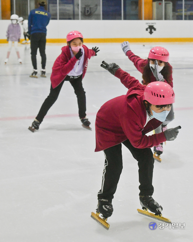 경기지역 곳곳이 36도 이상의 폭염을 기록한 24일 오후 수원시 권선구 아이스하우스에서 아이들이 영하 1도의 시원한 아이스링크 위에서 스케이트를 타고 있다. 윤원규기자