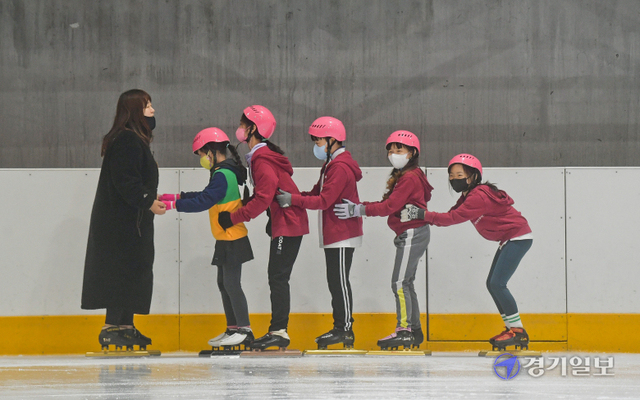 경기지역 곳곳이 36도 이상의 폭염을 기록한 24일 오후 수원시 권선구 아이스하우스에서 아이들이 영하 1도의 시원한 아이스링크 위에서 스케이트를 타고 있다. 윤원규기자