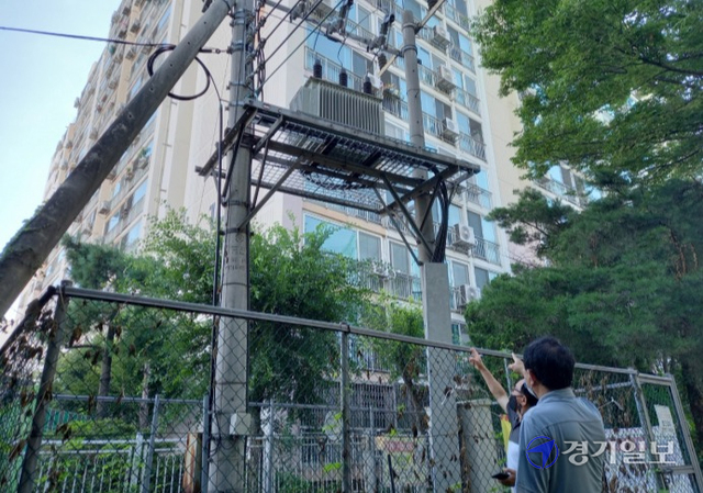 안양시 호계동 금호아파트 입주민들이 아파트 바로 옆에 있는 대형 변압기로 인해 피해를 호소하고 있다.(사진=노성우기자)