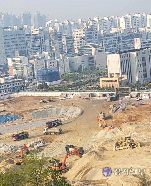 의정부시 금오동 옛 미군 유류저장소에서 도시개발사업 도중 추가 오염토가 발견돼 환경단체 등이 부실정화 여부에 대한 공익감사를 청구하는 등 논란이 일고 있다. 사진은 추가 오염토를 반출 중인 옛 미군 유류저장소 현장. 김동일기자