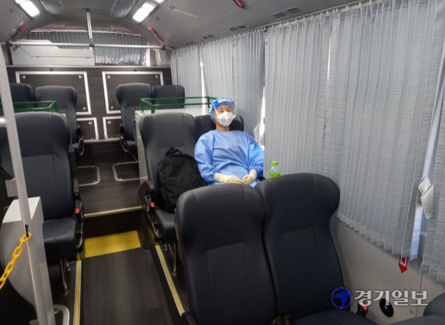 26일 오전 10시30분께 안양역 광장 코로나19 임시선별검사소 앞에 배치된 경찰 휴게버스 안에서 무더위에 지친 의료진이 휴식을 취하고 있다.(사진=노성우기자)