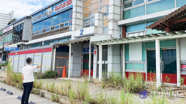 26일 낮 12시께 인천 중구 운서동 거잠포 선착장 인근 공항 회센터 건물 6개 중 4개가 문을 폐쇄한 채 제대로 관리가 이뤄지지 않고 방치 상태다. 이승훈기자