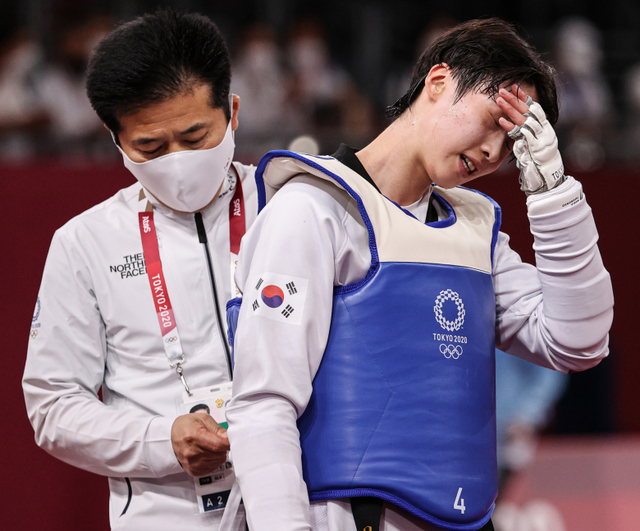 27일 일본 지바 마쿠하리 메세 A홀에서 열린 2020 도쿄올림픽 여자 태권도 +67㎏급 결승서 이다빈이 밀리차 만디치와의 경기에서 7대10 패배를 당한 뒤 아쉬워 하고 있다. 이다빈의 패배로 한국은 올림픽 사상 첫 노골드를 기록하게 됐다. 연합뉴스