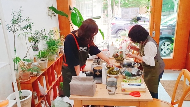 ▲라라그레이스 이혜라(47·왼쪽) 대표와 한 수강생이 식물로 '테라리움' 작품을 만들고 있다. 