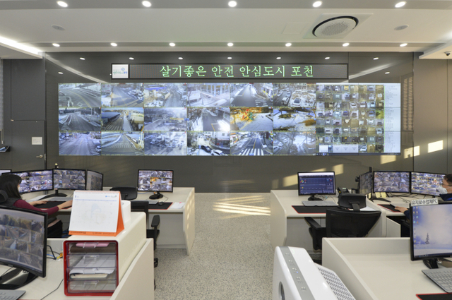 포천시가 CCTV스마트안심센터에 인공지능기술을 활용한 지능형 선별관제시스템을 확대 구축해 운영한다. 사진은 포천시 CCTV스마트안심센터. 포천시 제공