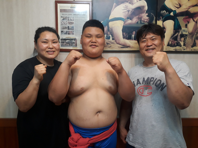 전국씨름대회서 2관왕에 오른 씨름 유망주 정선우(용인초)와 아버지 정민혁, 어머니 김효숙씨