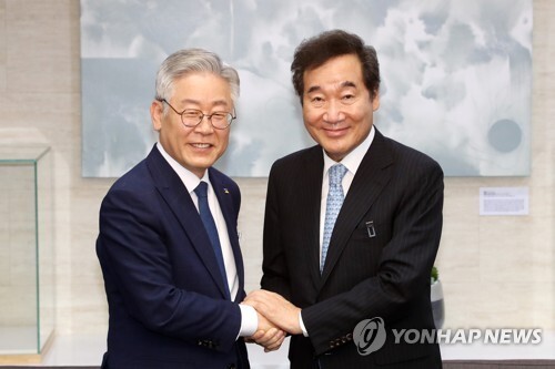 이재명 경기도지사(왼쪽)와 더불어민주당 이낙연 전 대표. 연합뉴스