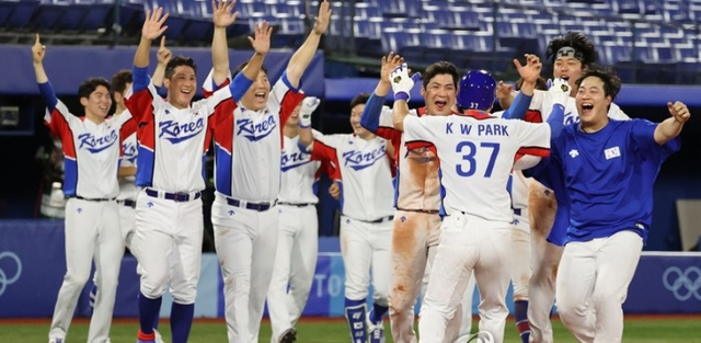 29일 일본 도쿄 요코하마 스타디움에서 열린 도쿄올림픽 야구 B조 조별리그 1차전 한국과 이스라엘의 경기. 연장 10회말 승부치기 2사 만루 상황 때 양의지가 몸에 맞는 공으로 승리하자 한국 선수들이 환호하고 있다. 연합뉴스