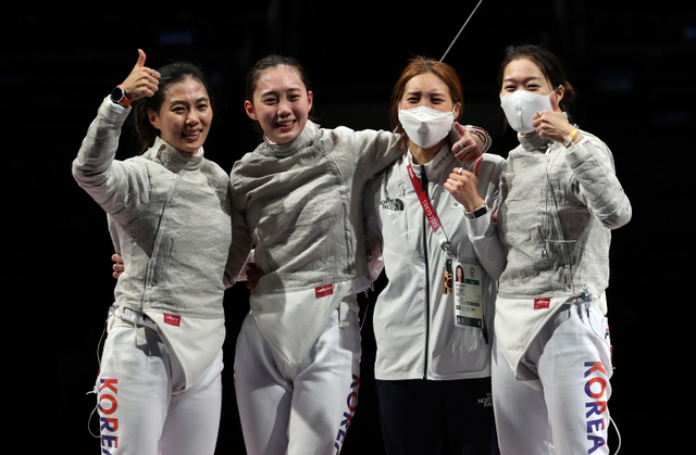 한국 여자 펜싱 사브르 대표팀(김지연, 윤지수, 최수연, 서지연)이 31일 일본 마쿠하리메세홀에서 열린 도쿄올림픽 펜싱 여자 샤브르 단체 동메달 결정전 이탈리와 경기에서 승리한 뒤 기뻐하고 있다. 연합뉴스