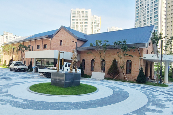 가나안농군학교가 있었던 하남시 마사강변도시 역사공원에 조성된 일가도서관 전경. 하남시 제공