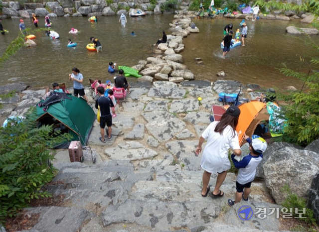 7월 마지막 주말인 지난 31일 오후 1시께 안양시 만안구 예술공원 계곡을 찾은 시민들의 모습.(사진=노성우기자)