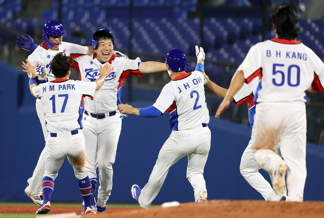1일 일본 요코하마 스타디움에서 열린 도쿄올림픽 야구 한국과 도미니카 공화국의 녹아웃 스테이지 1라운드 경기. 9회말 2사 3루 김현수가 끝내기 안타를 친 뒤 동료들과 환호하고 있다.