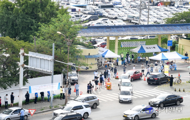 지난 2월에 이어 코로나19 집단감염 재발생으로 검체검사 행정명령이 내려진 인천 연수구 옥련동 인천중고차수출단지 정문에서 2일 오후 길게 늘어선 외국인 종사자들을 비롯한 방문자들이 검사순서를 기다리고 있다. 장용준기자