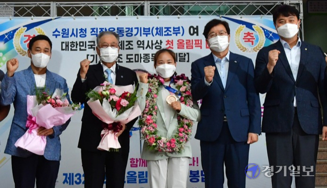 2020 도쿄올림픽 기계체조 여자 도마에서 동메달을 획득한 여서정이 4일 오후 수원시청 로비에서 열린 환영식 후 염태영 수원시장(오른쪽 두번째), 조석환 시의회 의장(첫 번째), 박광국 시체육회장(왼쪽 두번째), 아버지 여홍철 교수와 기념촬영을 하고 있다.조주현기자
