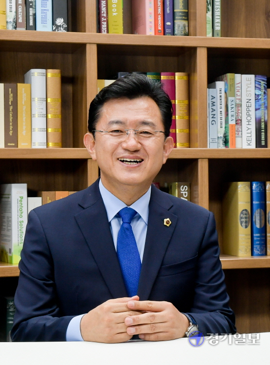박근철 경기도의회 더불어민주당 대표의원이 4일 오후 본보를 찾아 인터뷰를 하고 있다. 윤원규기자