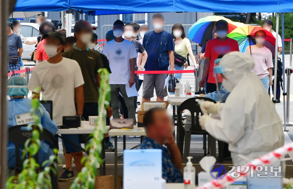코로나 검사 받는 외국인 근로자 국내 외국인 근로자 및 불법체류자에 대한 코로나19 방역대책이 미진해 방역망에 구멍이 뚫렸다는 지적이 일고 있다. 사진은 지난 31일 안산시 원곡동 임시선별진료소에서 외국인 근로자 등이 검사를 받는 모습.  윤원규기자