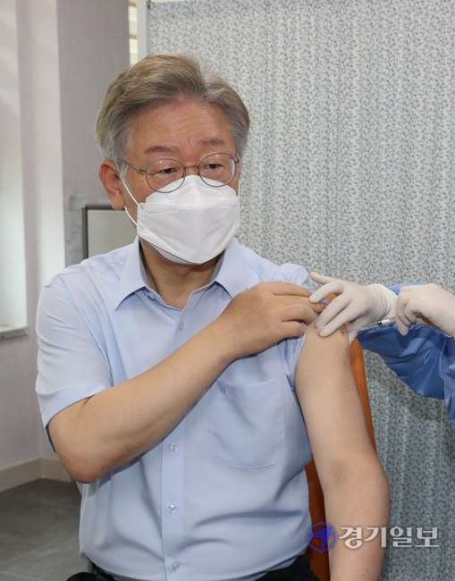 이재명 경기도지사가 6일 오전 수원시 팔달구보건소에서 아스트라제네카 백신 2차 접종을 받고 있다.  윤원규기자