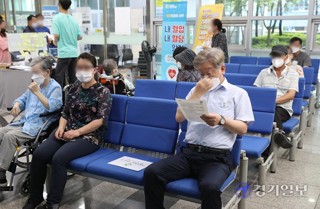 이재명 경기도지사가 6일 오전 수원시 팔달구보건소에서 아스트라제네카 백신 2차 접종을 마친 뒤 이상반응 확인을 위해 대기하고 있다. 윤원규기자