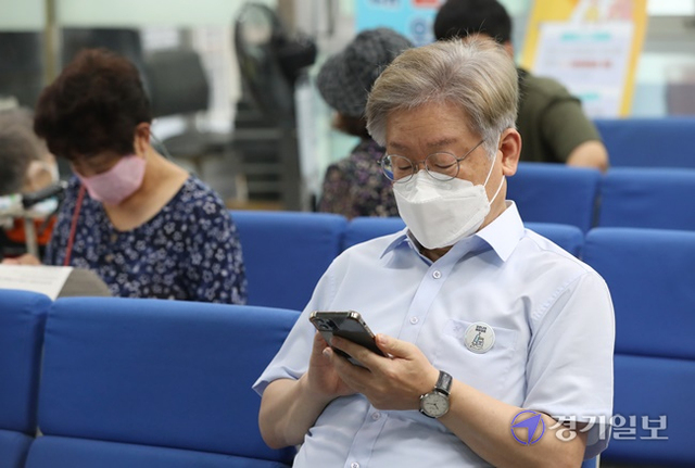 이재명 경기도지사가 6일 오전 수원시 팔달구보건소에서 아스트라제네카 백신 2차 접종을 마친 뒤 이상반응 확인을 위해 대기하고 있다. 윤원규기자