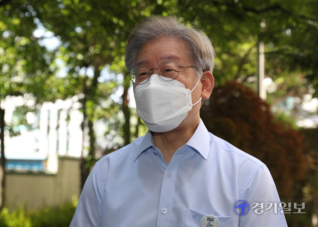 이재명 경기도지사가 6일 오전 수원시 팔달구보건소에서 아스트라제네카 백신 2차 접종을 마친 뒤 취재진들의 질문에 답하고 있다. 윤원규기자