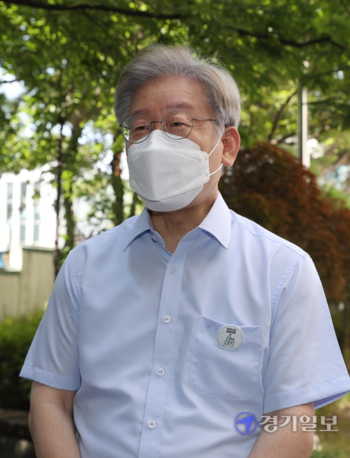 이재명 경기도지사가 6일 오전 수원시 팔달구보건소에서 아스트라제네카 백신 2차 접종을 마친 뒤 취재진들의 질문에 답하고 있다. 윤원규기자