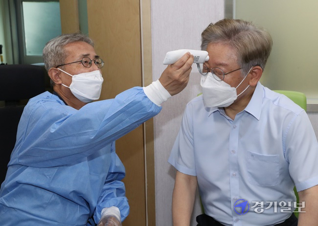 이재명 경기도지사가 6일 오전 수원시 팔달구보건소에서 아스트라제네카 백신 2차 접종에 앞서 예진을 받고 있다. 윤원규기자