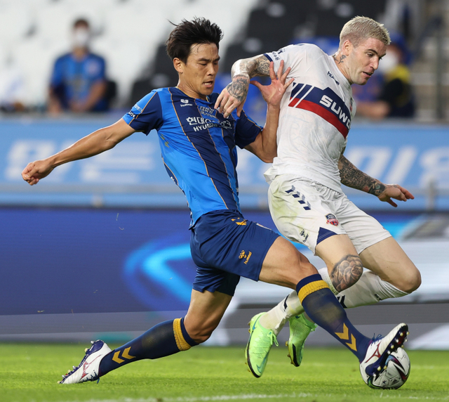 수원FC 라스(오른쪽)_한국프로축구연맹 제공