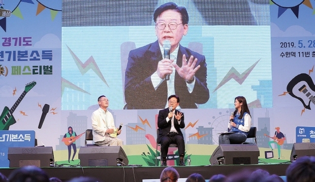 ▲ 지난 2019년 5월 수원역에서 열린 ‘경기도 청년기본소득 락(樂) 페스티벌’에서 이재명 경기도지사가 청년들과 대화(왼쪽)하고 있다. 참석자들과 기념촬영을 하고 있는 이 지사. 경기도 제공