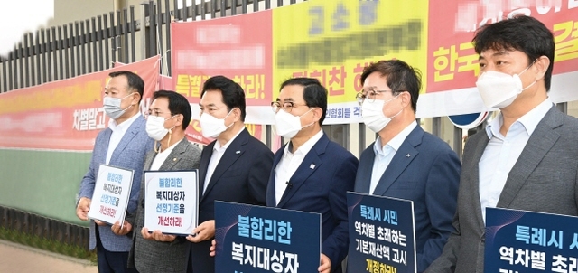 ▲ 염태영 수원시장(오른쪽에서 두 번째)과 조석환 수원시의회 의장(오른쪽 첫 번째) 등 4개 특례시 관계자들이 정부세종청사 보건복지부 앞에서 기본재산액 상향 고시를 요구하는 시위를 하고 있다.  수원시 제공