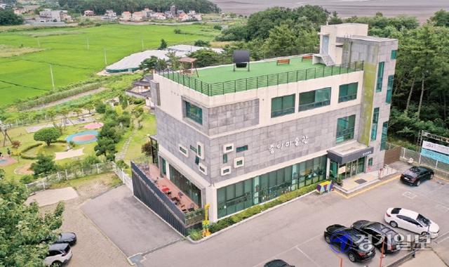 안산시 대부도에 위치한 종이미술관은 한국 최초의 종이조형 미술관으로 미술을 소재로 다양하게 표현되는 예술작품을 통해 아이들의 상상력을 자극하고, 야외정원 및 한옥체험장에서 다양한 체험을 할 수 있다. 종이미술관 전경.