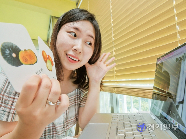 강수지씨가 주말 수원시 장안구 자신의 집에서 아랍에미리트 아부다비에 살고 있는 6세 어린이와 화상으로 한국어 수업을 진행하고 있다. 윤원규기자