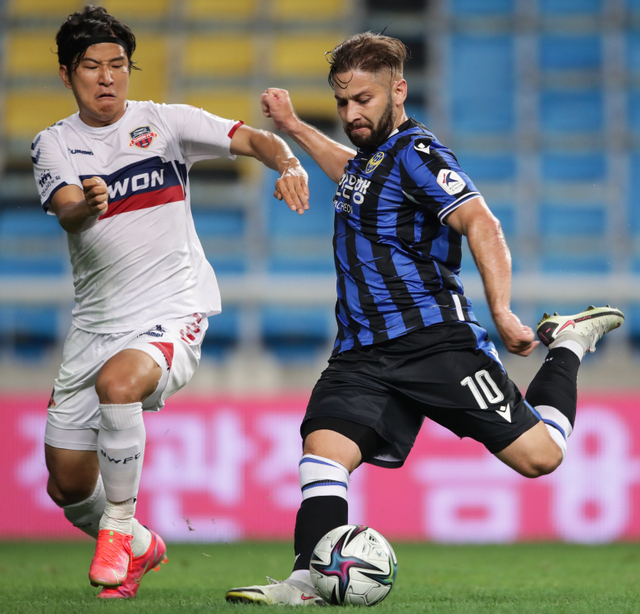 수원FC 박주호(왼쪽)가 인천 아길라르를 막고 있다. 한국프로축구연맹 제공