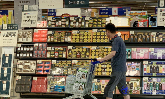 코로나19 4차 대유행의 여파로 올해 추석도 ‘언택트 명절 나기’를 해야 할 가능성이 커지면서 유통업계가 추석 선물세트 사전 예약을 시작하는 등 손님 잡기에 나섰다. 10일 오후 수원시 한 대형마트에 사전 예약 중인 추석 선물세트가 진열돼 있다.조주현기자