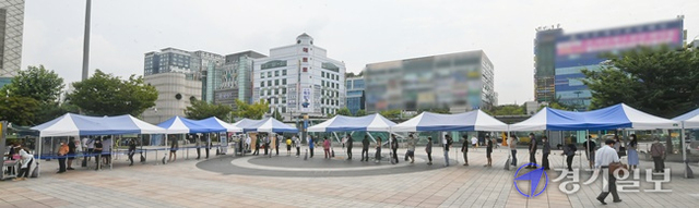 코로나19 신규 확진자가 2,223명을 기록한 11일 오전 성남시 야탑역 임시선별진료소에서 검사를 받으려는 시민들이 줄지어 순서를 기다리고 있다. 윤원규기자